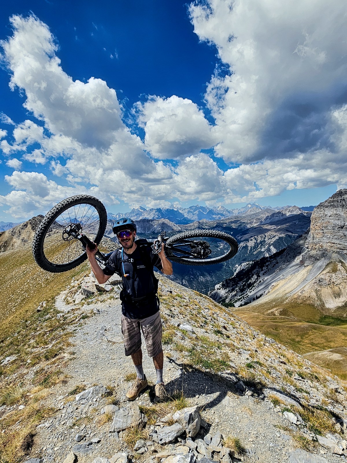 Tobias Kraut mit dem Mountainbike auf einem alpinen Grat